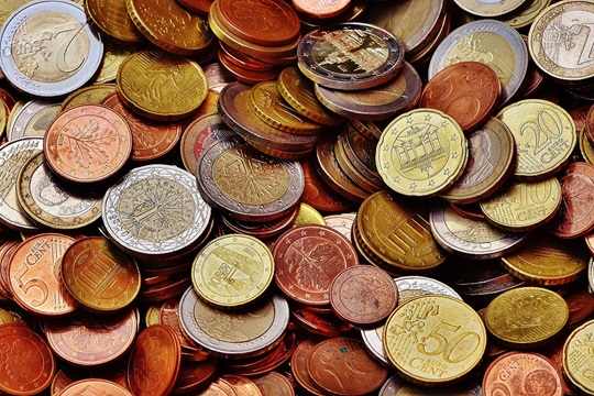 Per crowdfunding si intende la raccolta di denaro da più persone. La parola inglese “crowd” sta per folla, mentre la parola “funding” sta, appunto, per raccolta di denaro. Le finalità del crowdfunding sono diverse. 